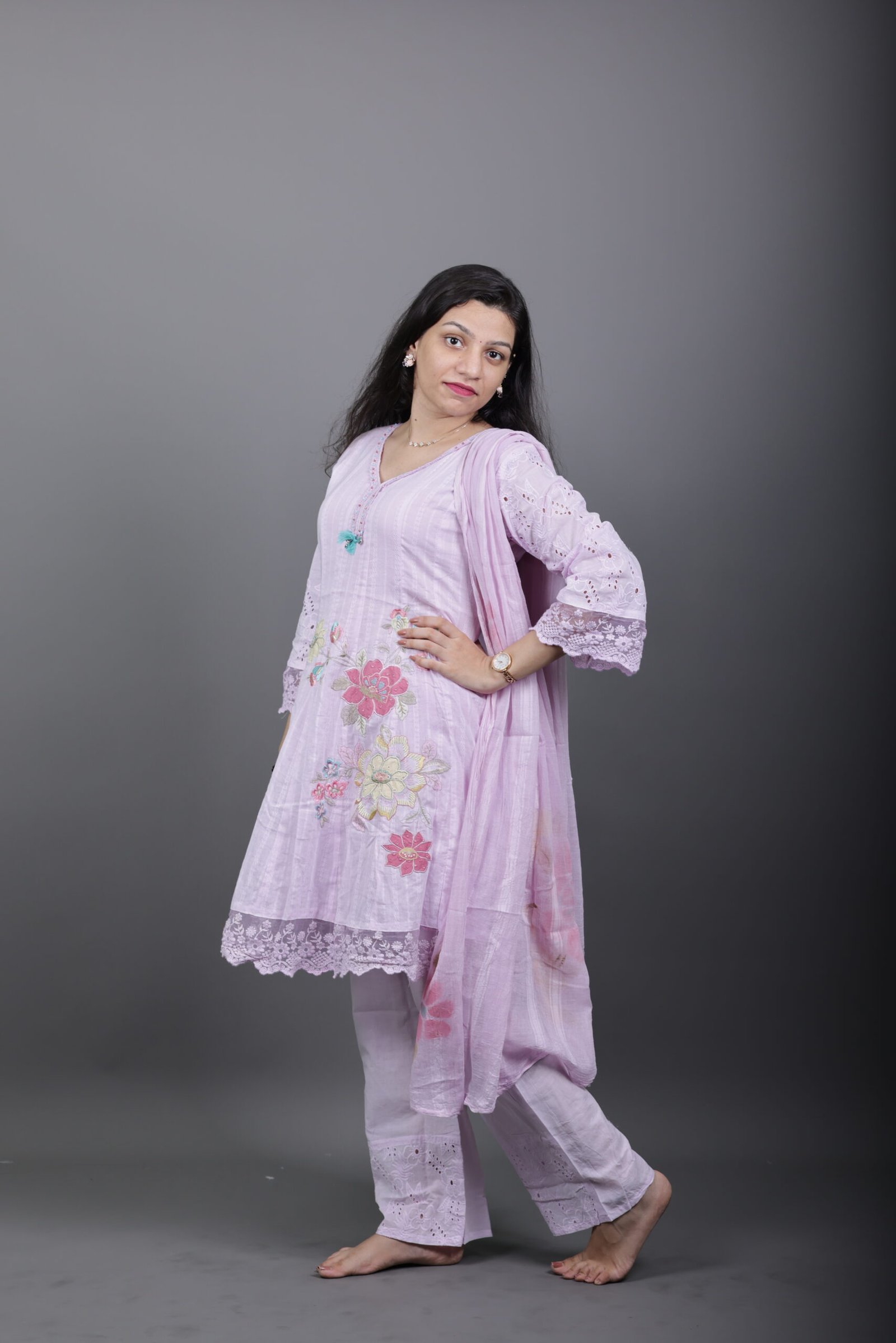 0L9A3274 Lilac Cotton Kurta Set with Lace Hem and Floral Appliqué - Image 1